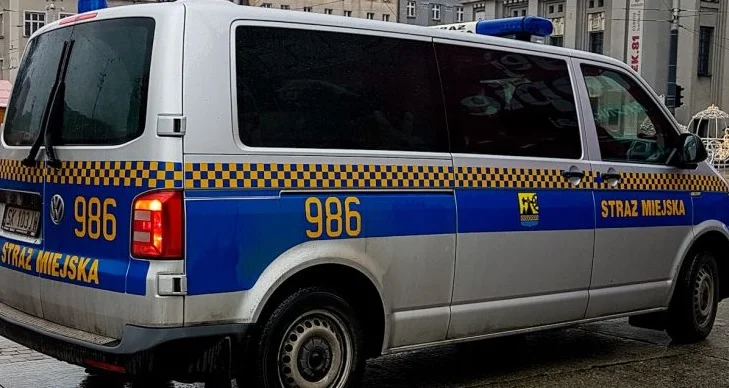 Spadł z drabiny na chodnik. Katowiccy strażnicy miejscy uratowali życie mężczyzny!