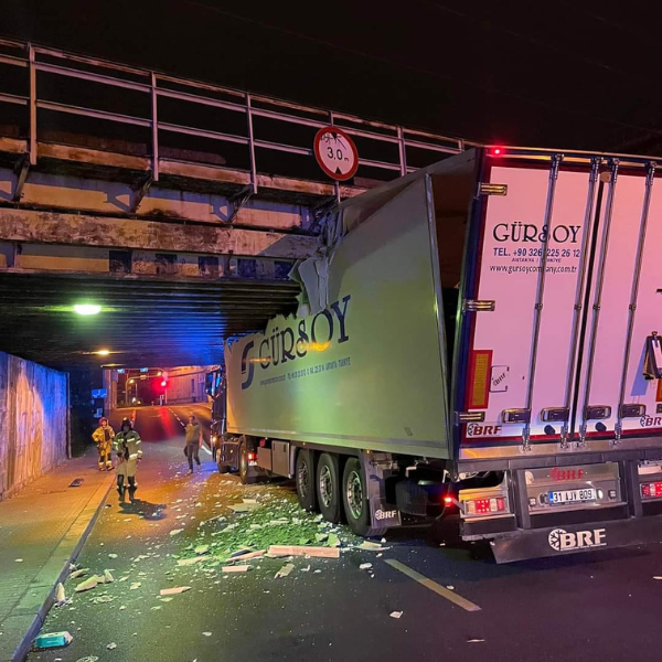 Ciężarówka utknęła pod wiaduktem na ul. Granicznej. Wystąpią kolejne utrudnienia w ruchu.