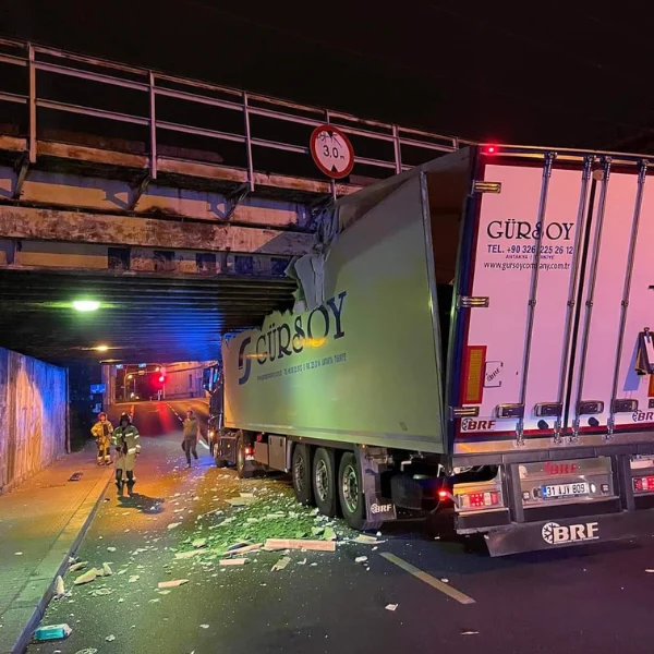 Ciężarówka utknęła pod wiaduktem na ul. Granicznej. Wystąpią kolejne utrudnienia w ruchu.