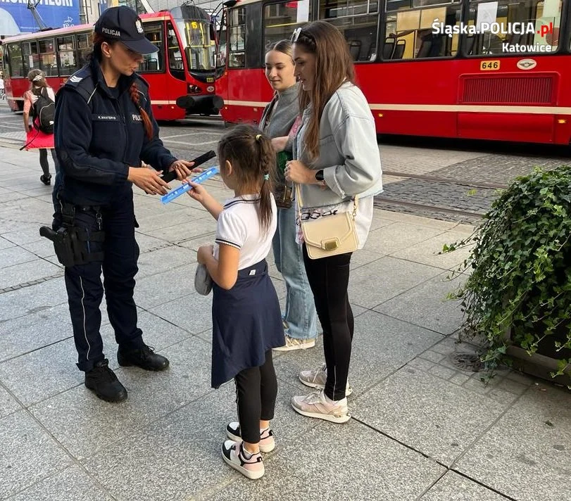 "Świeć przykładem – noś odblaski" w Katowicach. Policjanci edukowali i rozdawali opaski