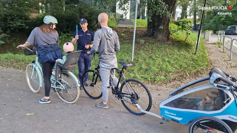 "Świeć przykładem – noś odblaski" w Katowicach. Policjanci edukowali i rozdawali opaski