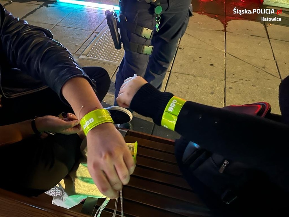 "Świeć przykładem – noś odblaski" w Katowicach. Policjanci edukowali i rozdawali opaski