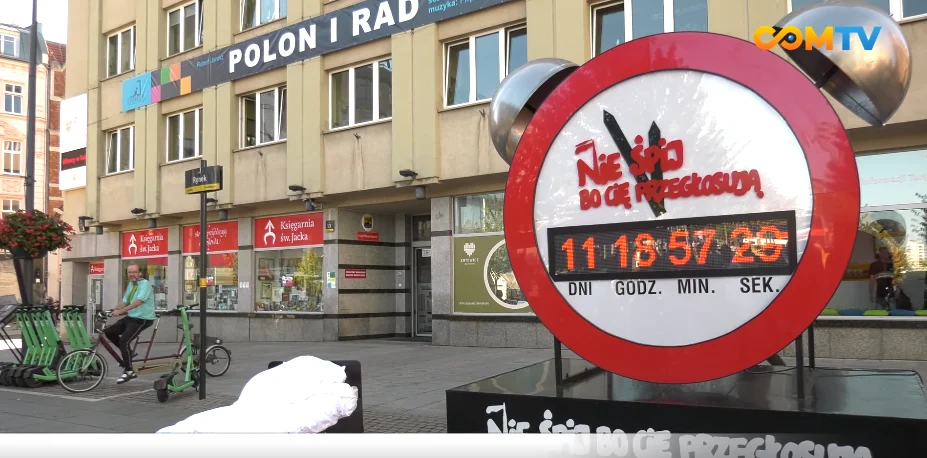 Duży budzik stanął na Placu Kwiatowym. Kampania profrekwencyjna w Katowicach