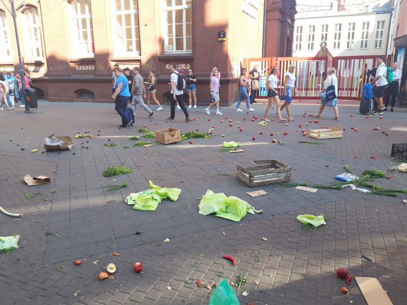 Straż Miejska w Katowicach zabiera towar nielegalnym handlarzom