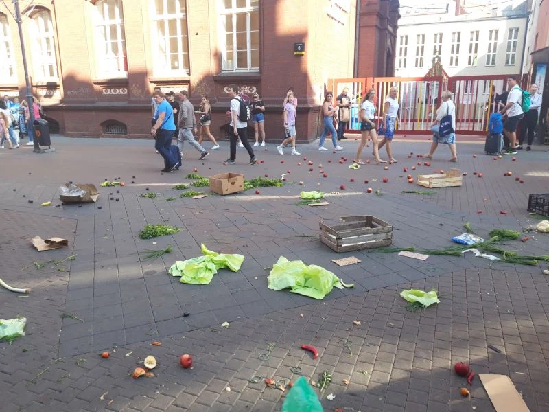 Straż Miejska w Katowicach zabiera towar nielegalnym handlarzom