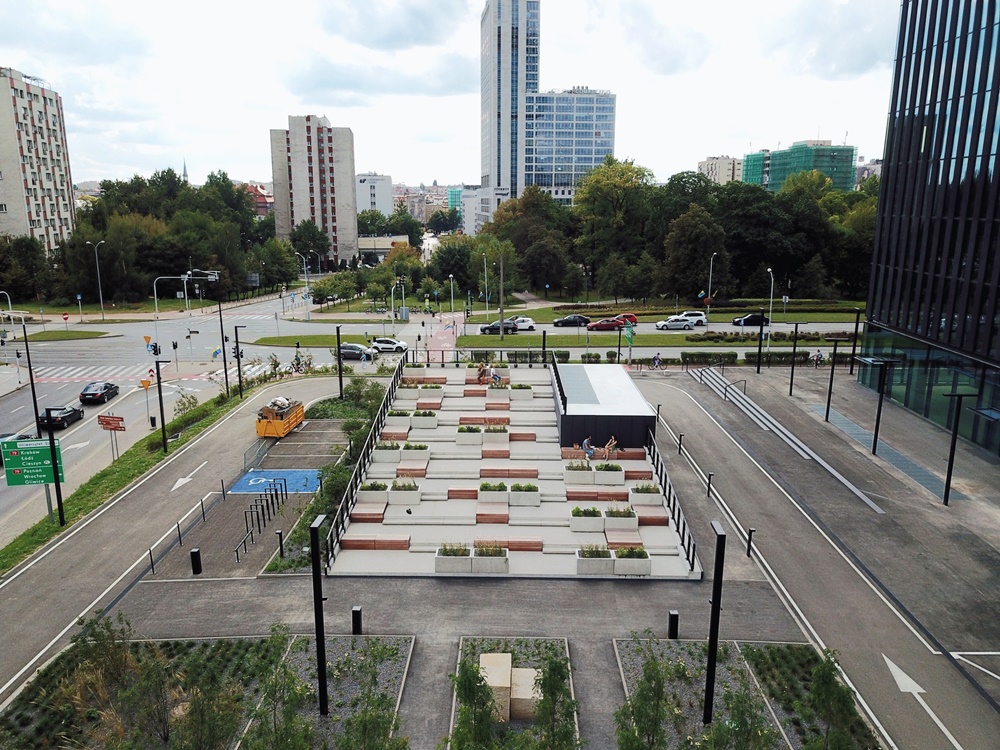 Schody przy KTW: Połączenie nowoczesnego designu z historią