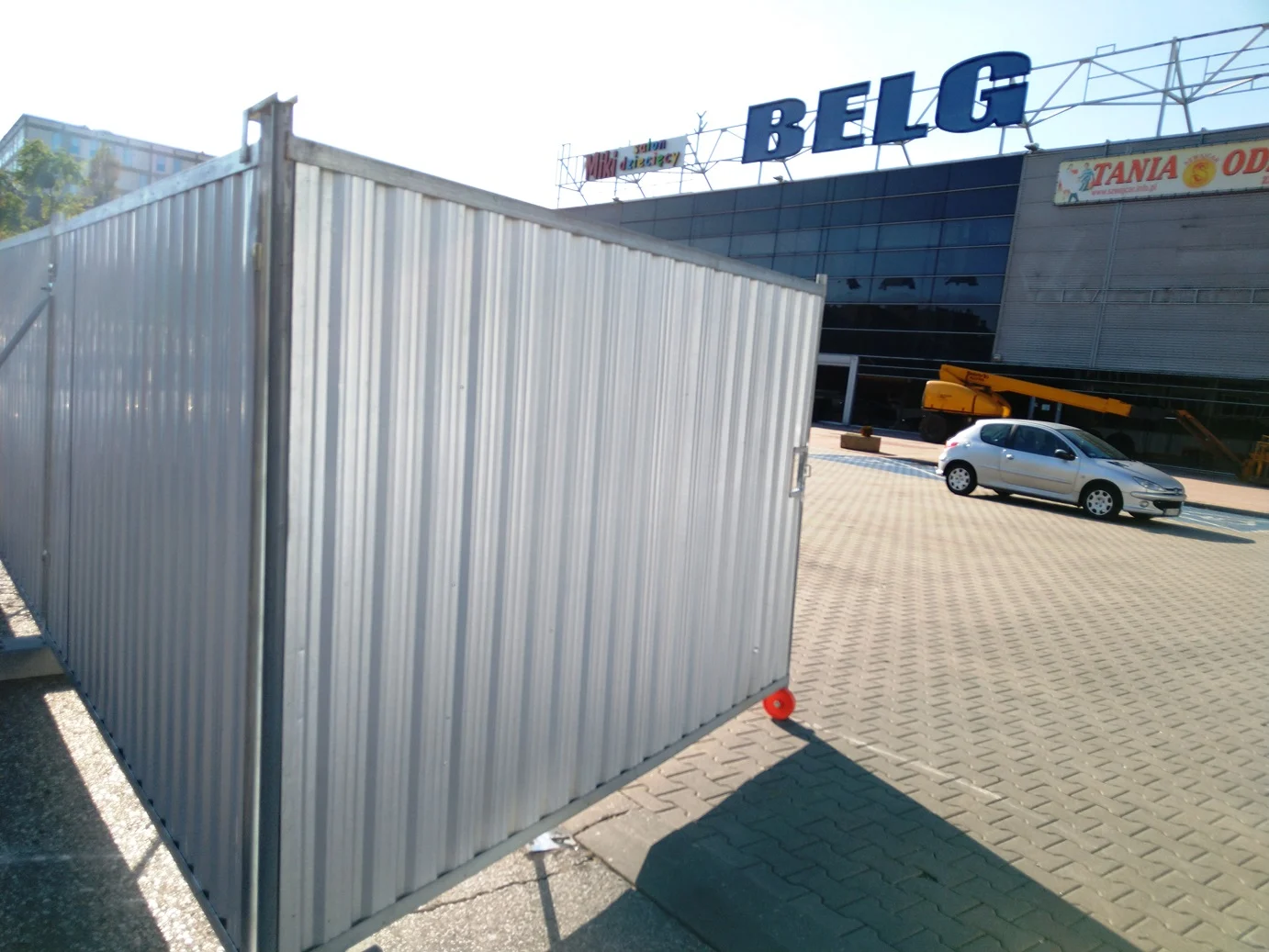 Belg już za płotem, a na parkingach problem