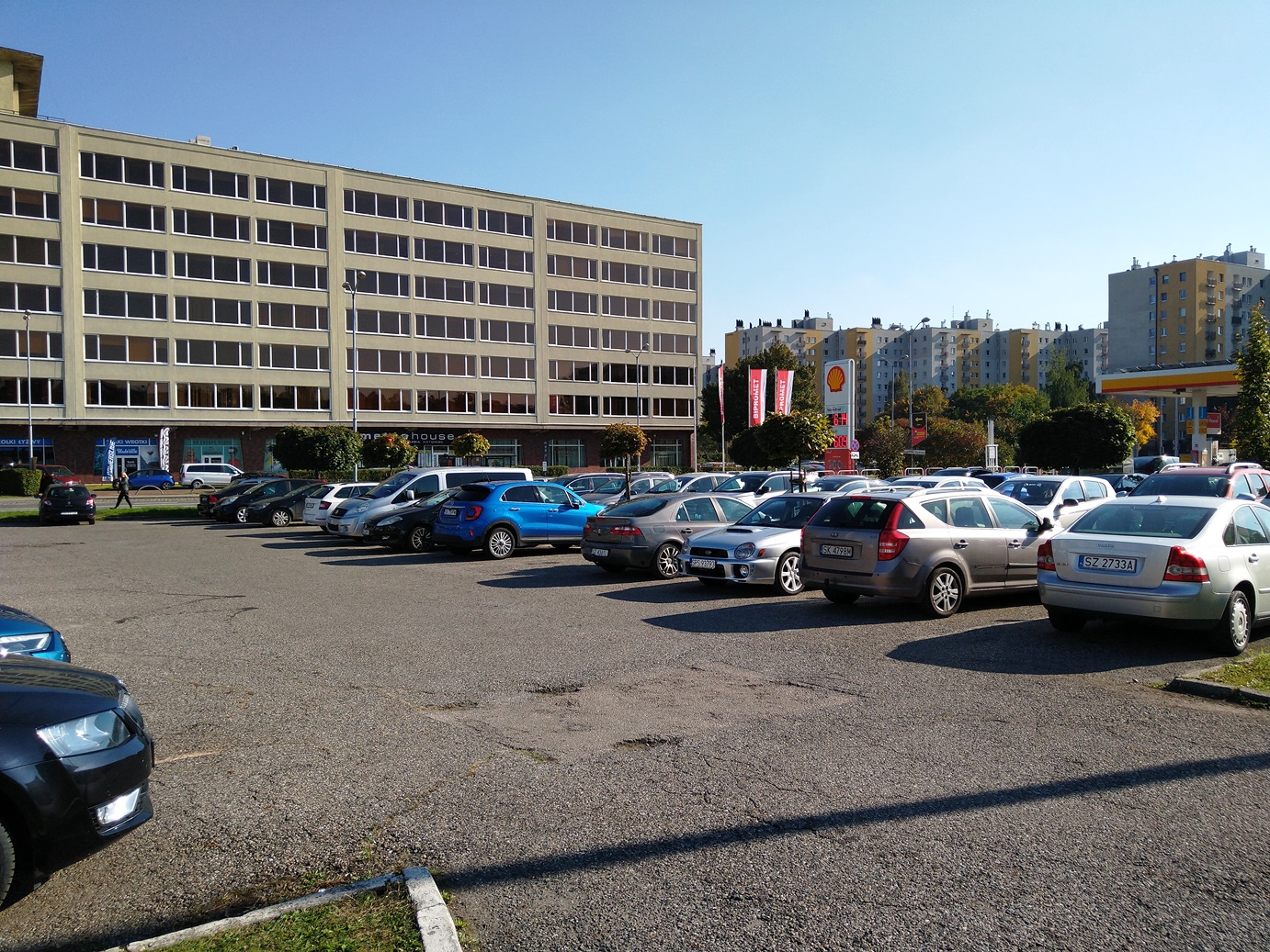 Belg już za płotem, a na parkingach problem