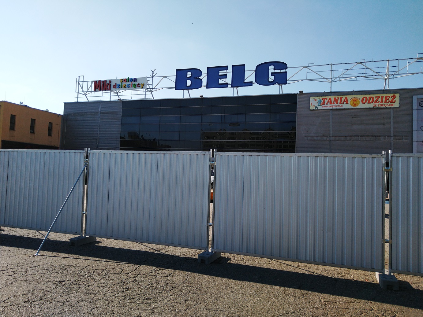 Belg już za płotem, a na parkingach problem