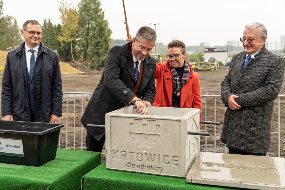 Katowice: Kamień węgielny na placu budowy nowego osiedla KTBS wkopany