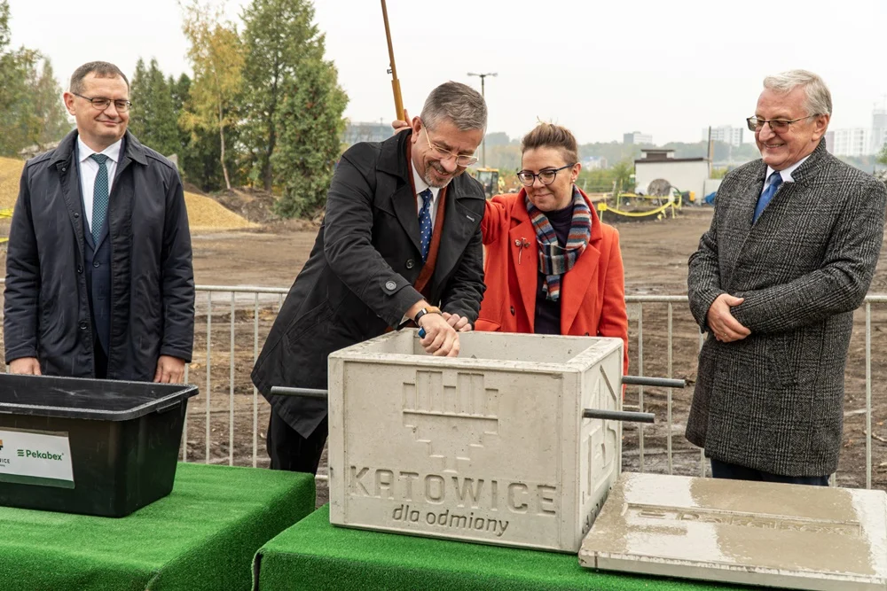 Katowice: Kamień węgielny na placu budowy nowego osiedla KTBS wkopany