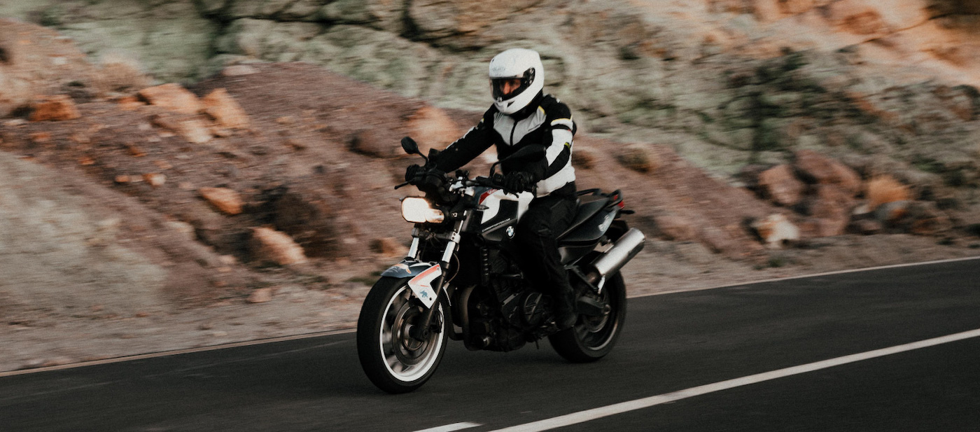 Kompletujemy strój na motocykl szosowo-turystyczny. Co powinien zawierać?