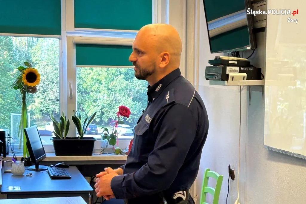Policjant rozmawiał z młodzieżą o prawie, obowiązkach i cyberbezpieczeństwie
