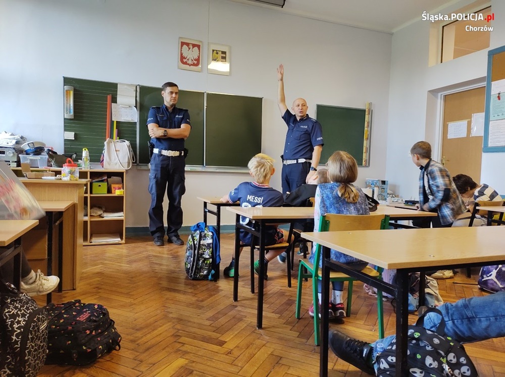 "Świeć przykładem – noś odblaski" w Chorzowie. Spotkanie mundurowych z uczniami SP nr 12