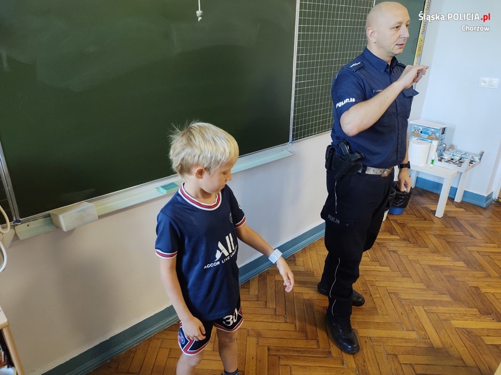 "Świeć przykładem – noś odblaski" w Chorzowie. Spotkanie mundurowych z uczniami SP nr 12