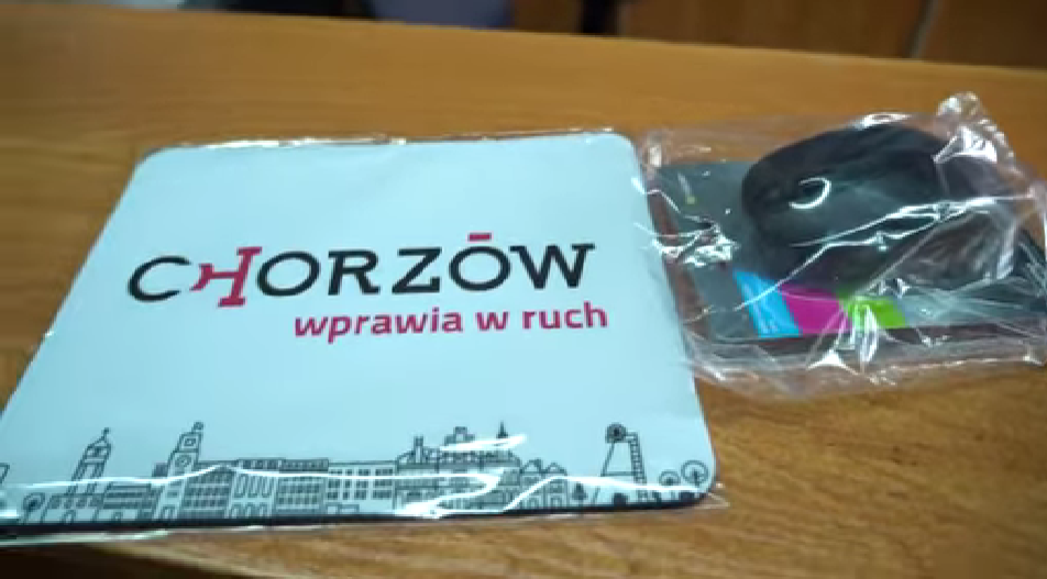 Ponad 1000 laptopów i myszek trafi do chorzowskich czwartoklasistów