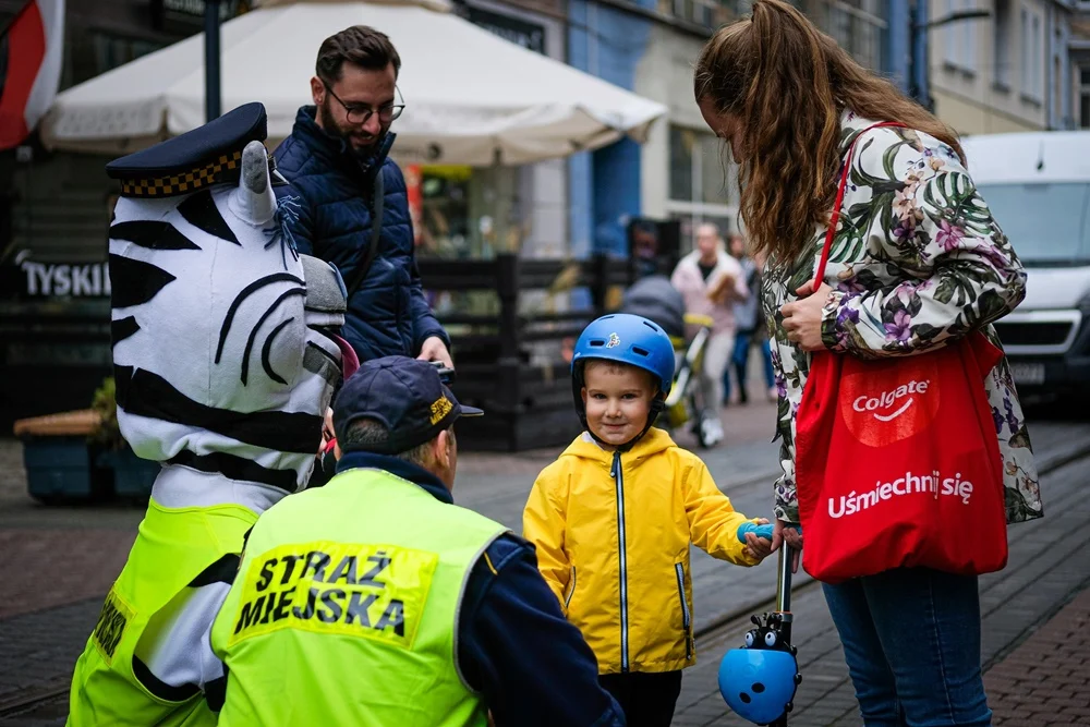 Straż Miejska w Chorzowie z zebrą Basią rozdawała odblaski!
