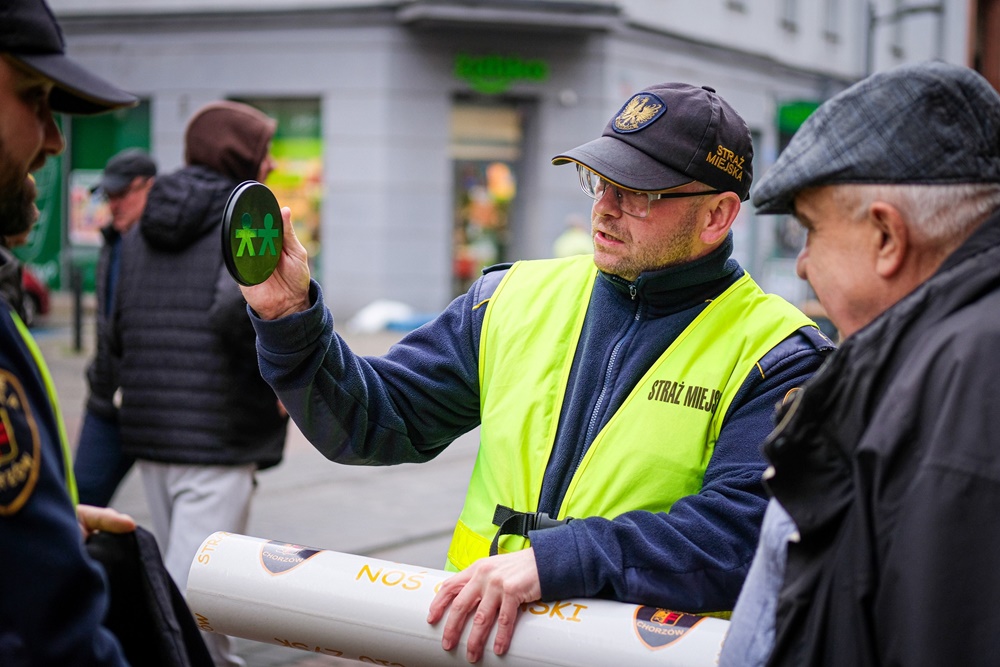 Straż Miejska w Chorzowie z zebrą Basią rozdawała odblaski!