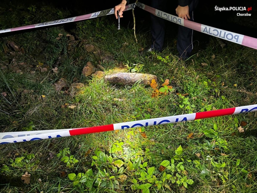 Niebezpieczne znalezisko z II wojny światowej w chorzowskim lesie. Zabezpieczono pocisk!