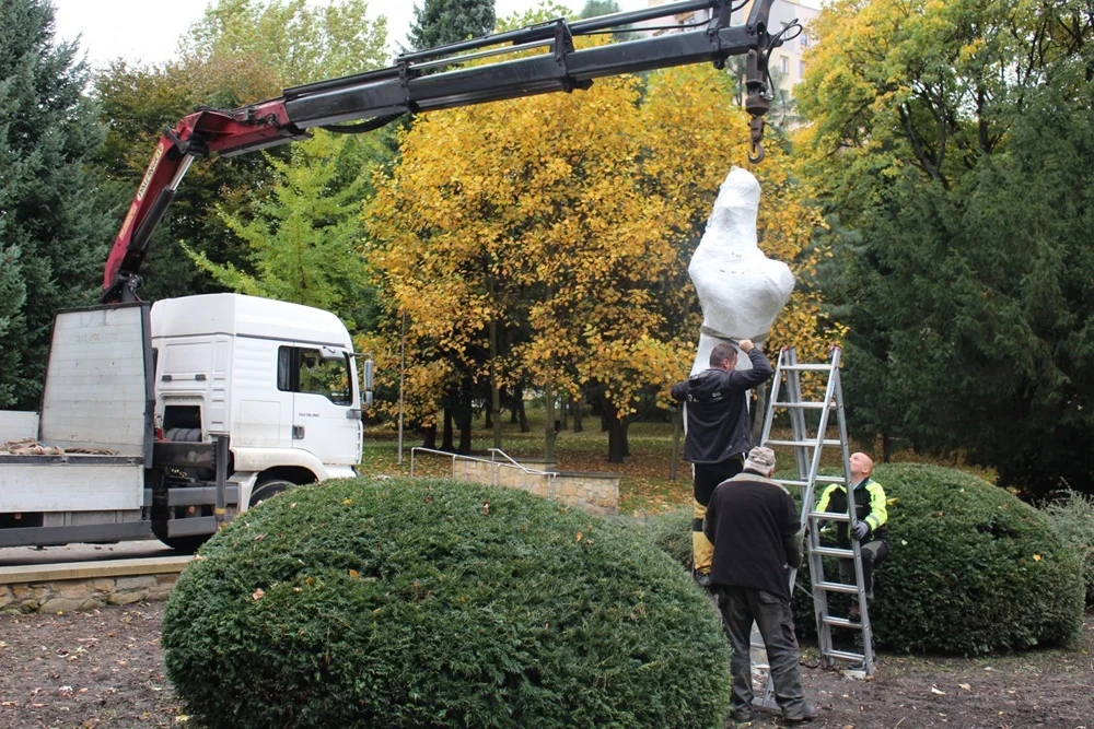 Chorzów: Rzeźba matki z dzieckiem z Parku Róż przejdzie renowację