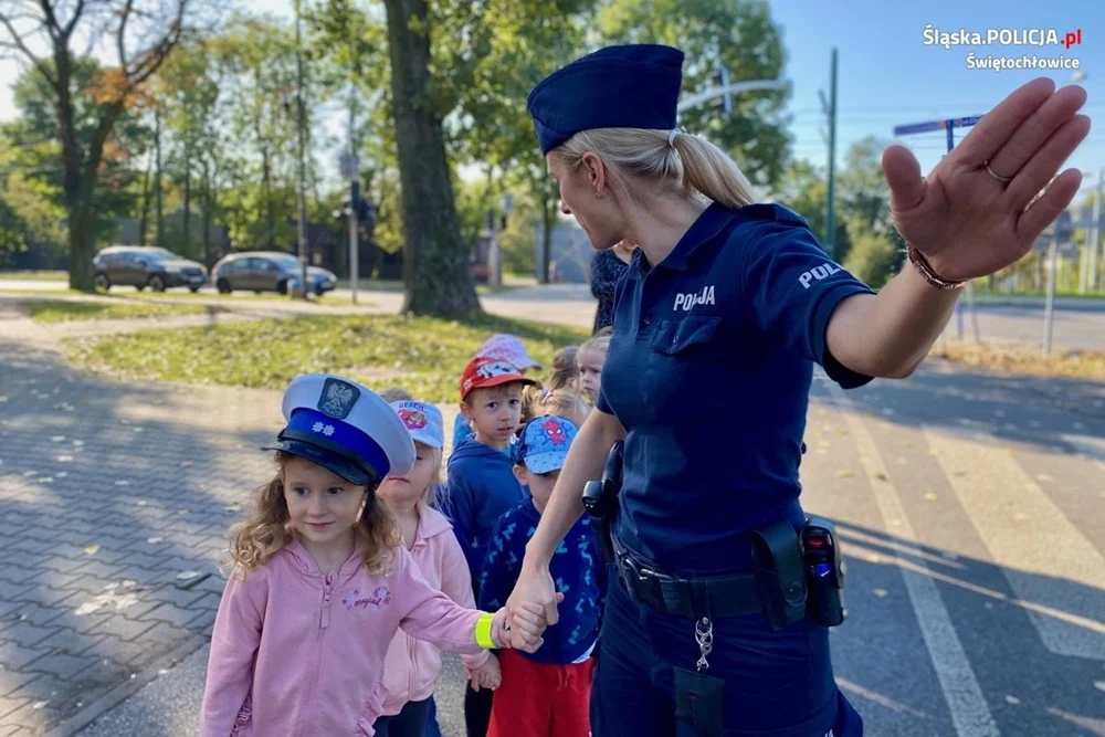 Bezpieczni w drodze do przedszkola. Wizyta mundurowych u świętochłowickich maluchów