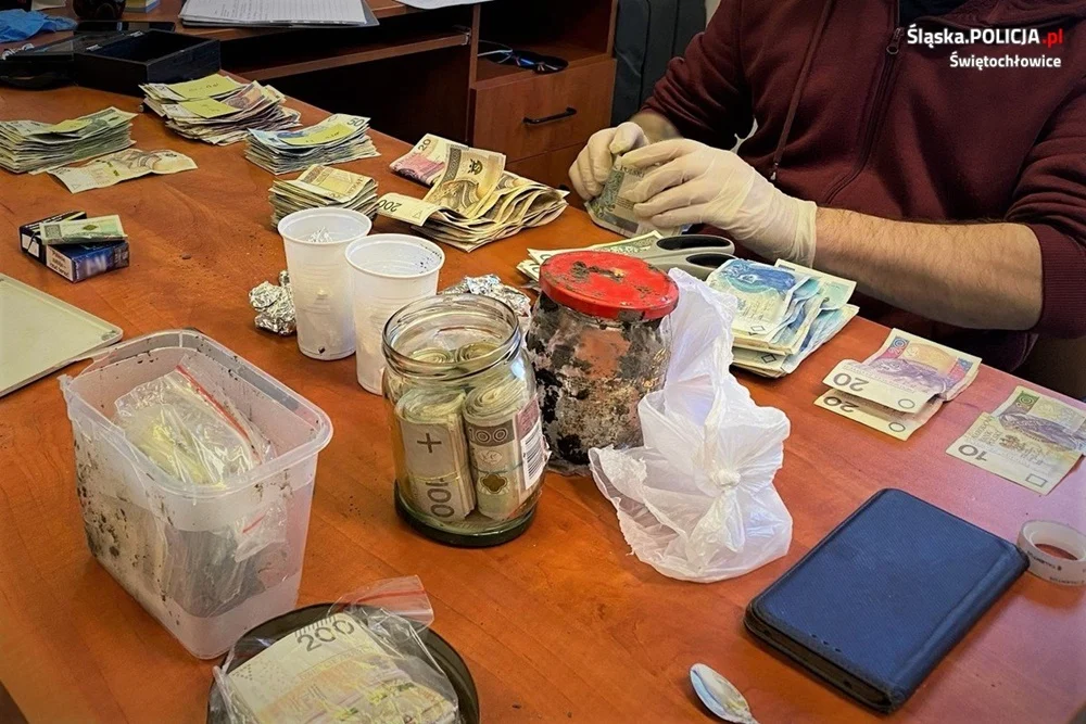 11 tys. działek narkotyków i pieniądze zakopane w ogródku w Świętochłowicach!