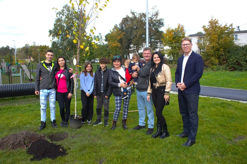 "Drzewko za dziecko" w Świętochłowicach. 14 rodzin zasadziło drzewa dla swojego potomstwa