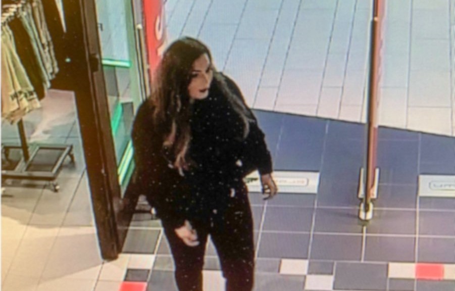 Policja poszukuje kobiety podejrzanej o kradzież odzieży w sklepie