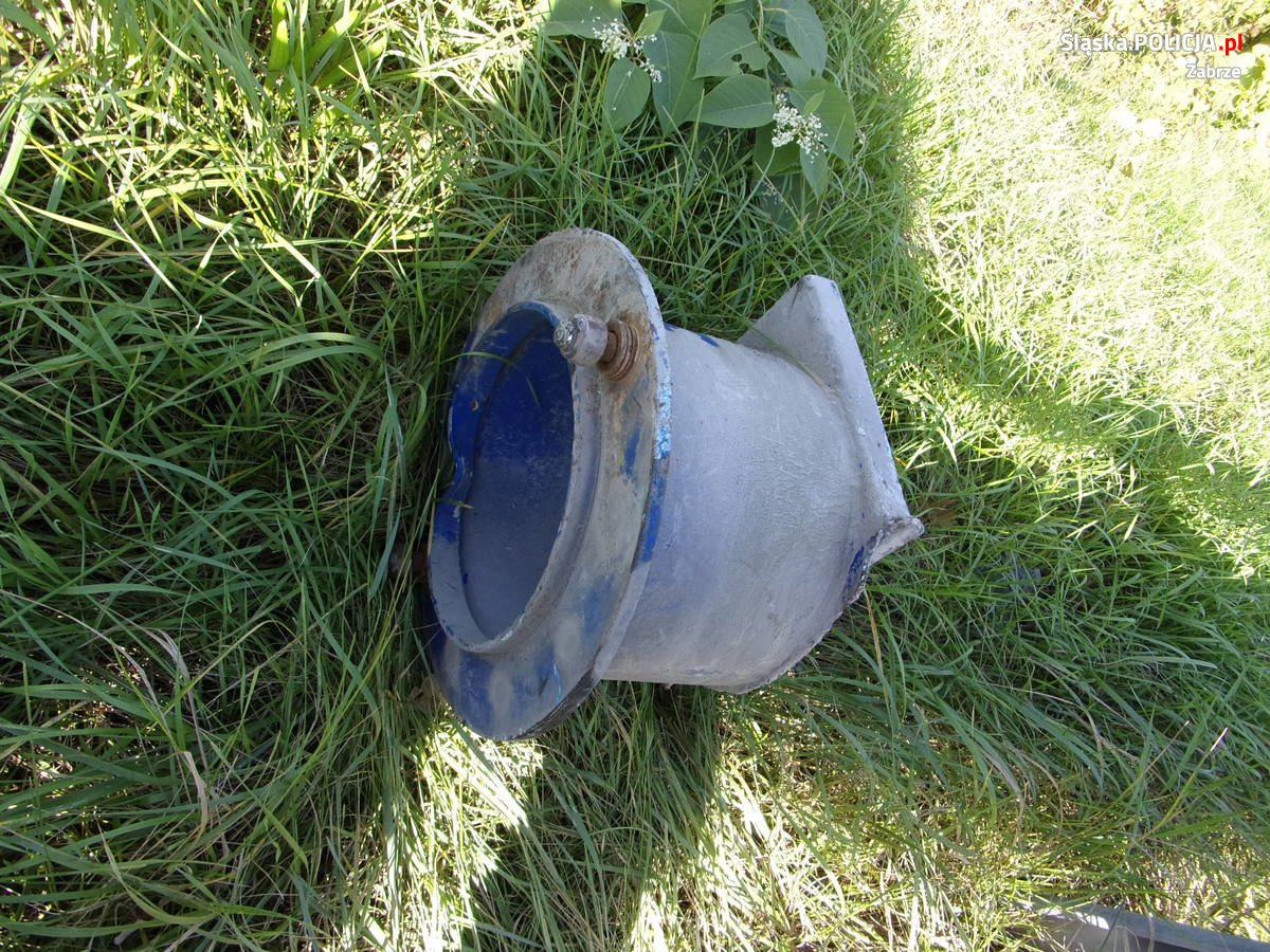 Z ciężarówki wypadł metalowy element i uszkodził inny pojazd. Poszukiwani świadkowie