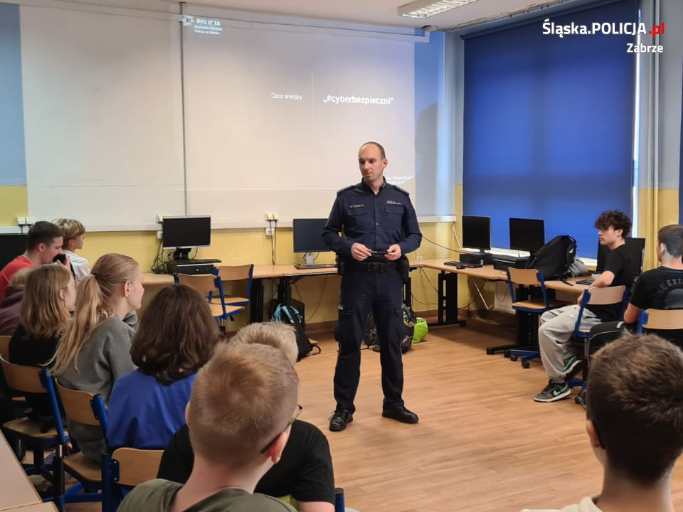 Policyjne prelekcje w szkołach dotyczące cyberzagrożeń