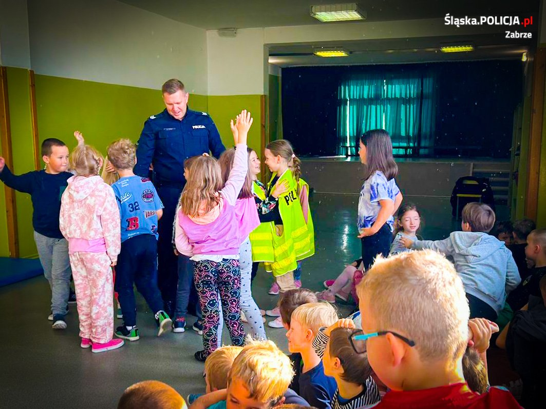 Dzielnicowi z zabrzańskiej dwójki z wizytą u uczniów