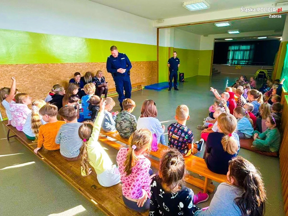 Dzielnicowi z zabrzańskiej dwójki z wizytą u uczniów