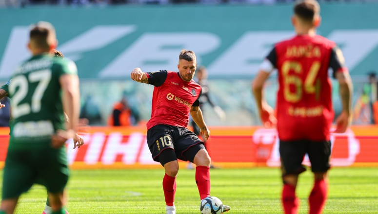 Lukas Podolski kontuzjowany. Może nie zagrać z Rakowem Częstochowa