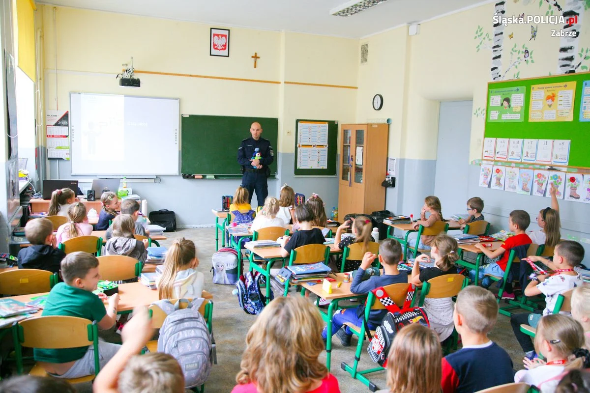 Profilaktyczne spotkanie policjantów z uczniami podstawówki