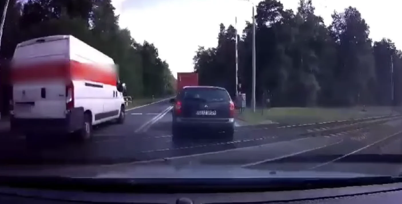 Wyprzedzał na przejeździe kolejowym. Niebezpieczny manewr kosztował go 1000 zł