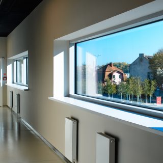 Czym wyróżniają się dobre okucia okienne i jakie mają wpływ na komfort mieszkania?