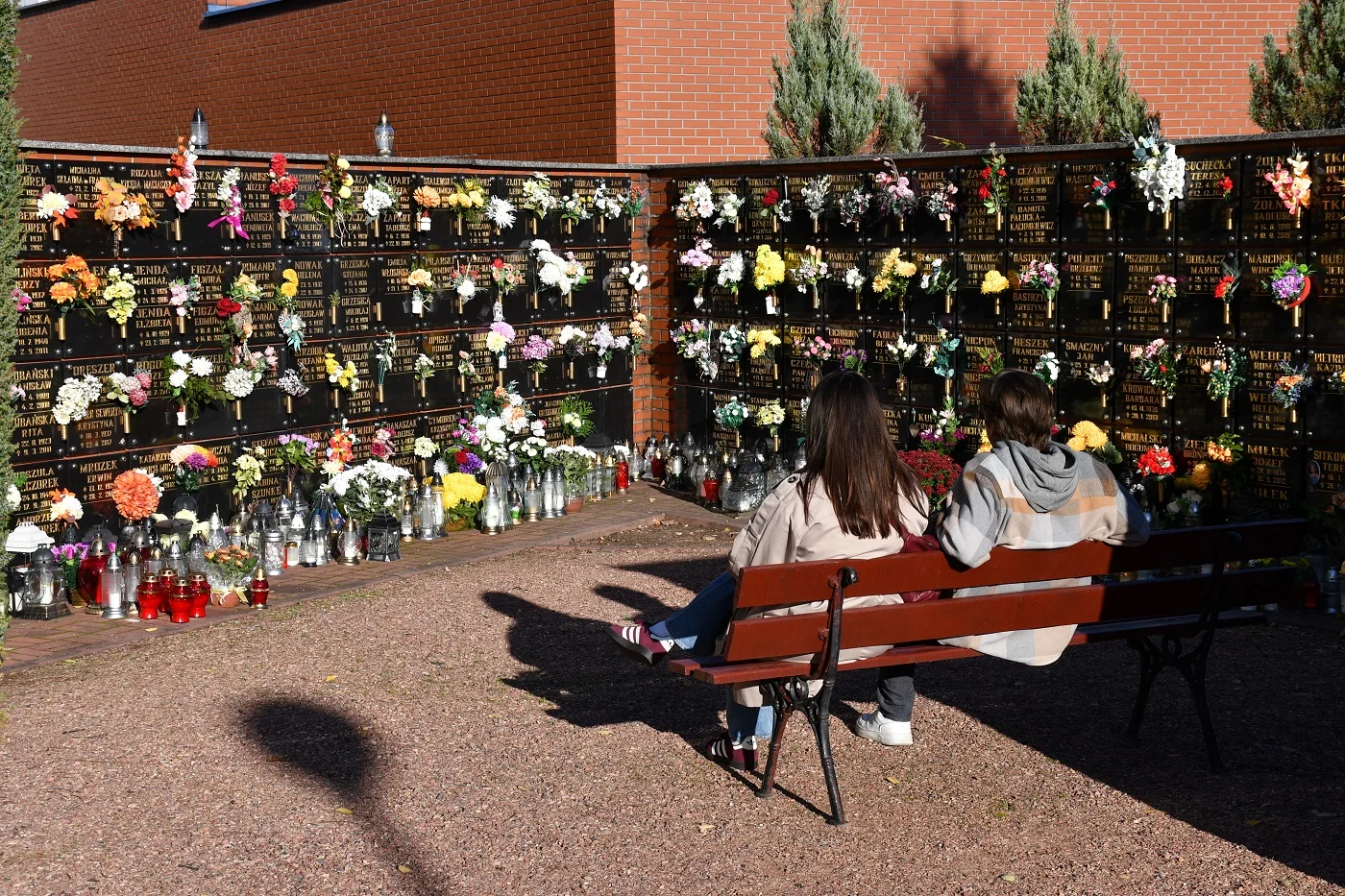 1 listopada obchodzimy Dzień Wszystkich Świętych. Na cmentarzach zapłonęło tysiące zniczy