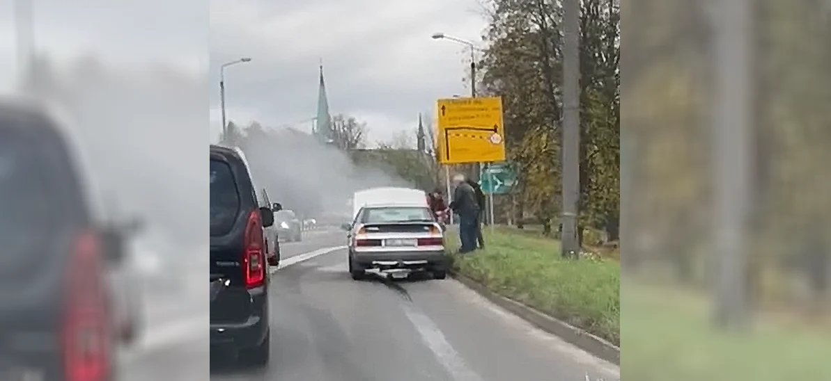 Na ul. 1 Maja w Halembie doszło do pożaru samochodu [FILM]