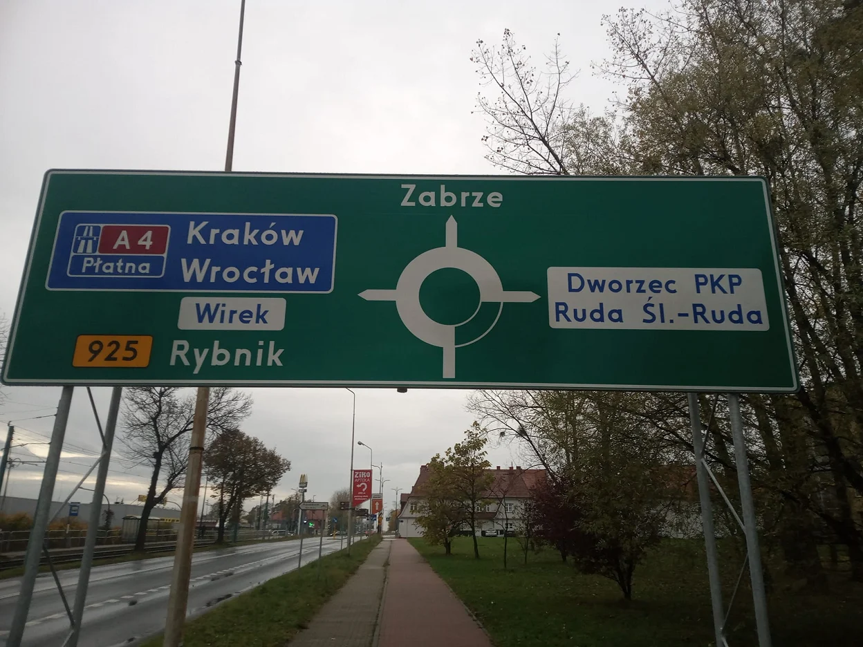 Na rondzie... w lewo? Błąd na tablicy informacyjnej wskazywał jazdę pod prąd