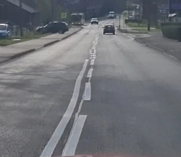 Fale Dunaju na Tunkla. Wymalowane oznaczenia poziome obiektem drwin