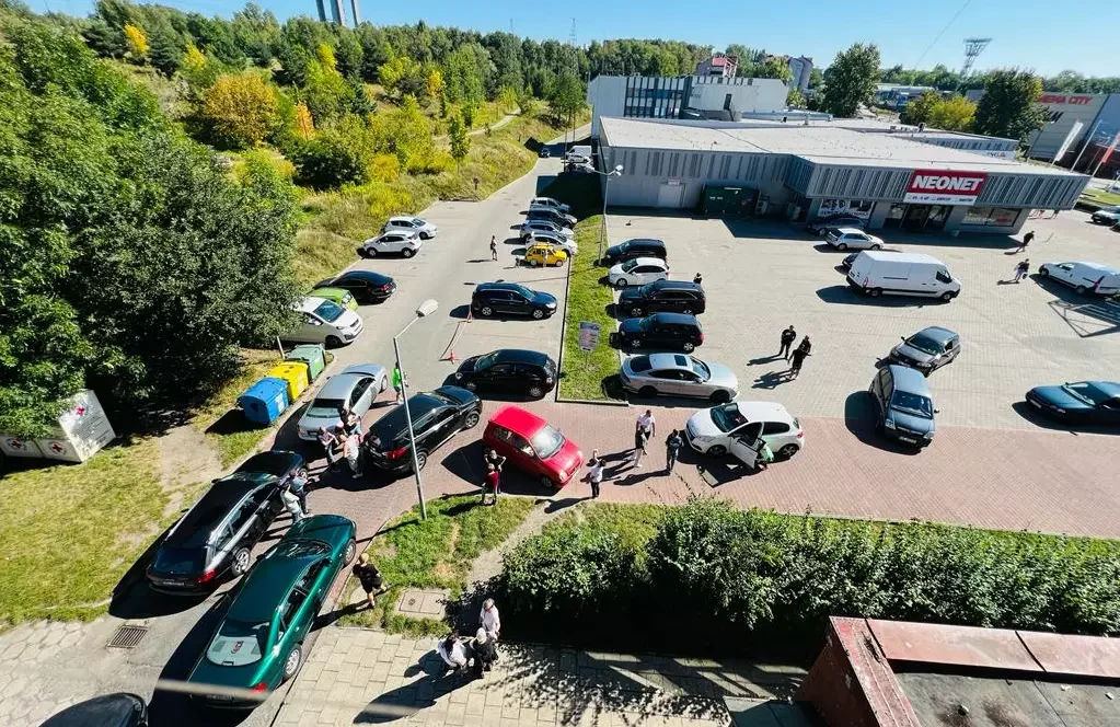 Konflikt o parking przy CH Domino. 20 miejsc dla mieszkańców, ale tylko do końca roku?