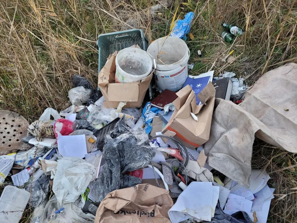 Walka z nielegalnymi wysypiskami trwa. Na ul. Świętochłowickiej zamontowano fotopułapki