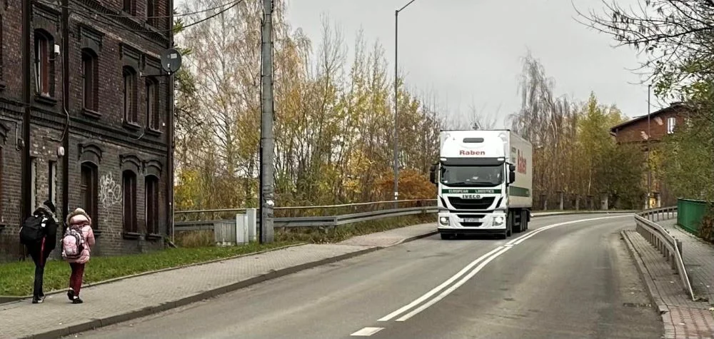 Na ostrym zakręcie przy ul. Tunkla pojawią się barierki