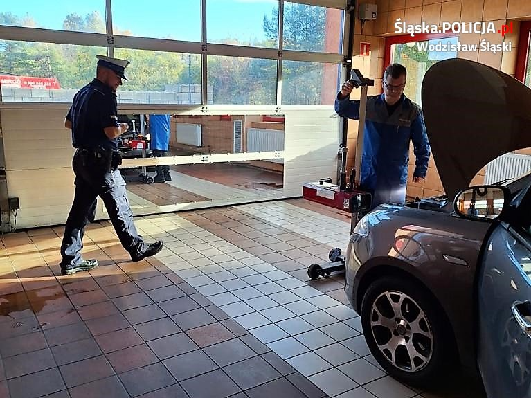 Kolejni kierujący skorzystali i sprawdzili światła w swoich samochodach