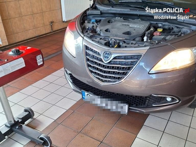 Kolejni kierujący skorzystali i sprawdzili światła w swoich samochodach