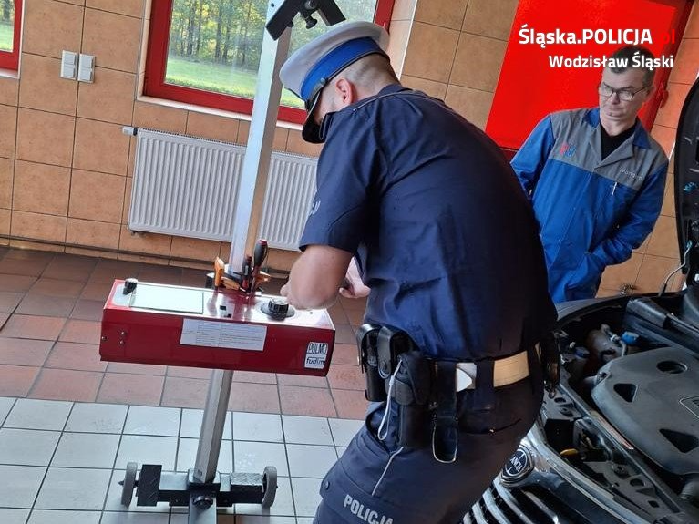 Kolejni kierujący skorzystali i sprawdzili światła w swoich samochodach