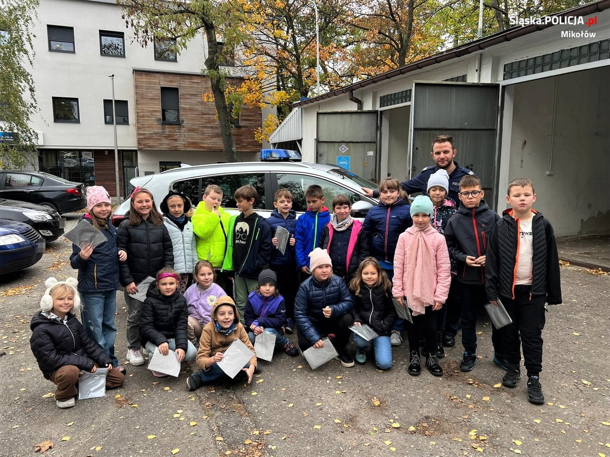 Uczniowie łaziskiej szkoły podstawowej z wizytą w miejscowym komisariacie policji