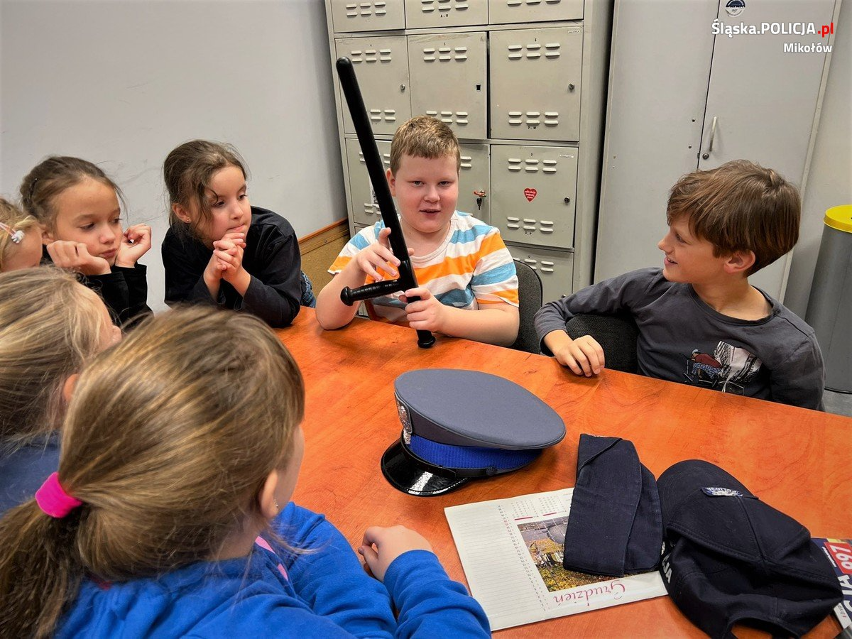 Uczniowie łaziskiej szkoły podstawowej z wizytą w miejscowym komisariacie policji
