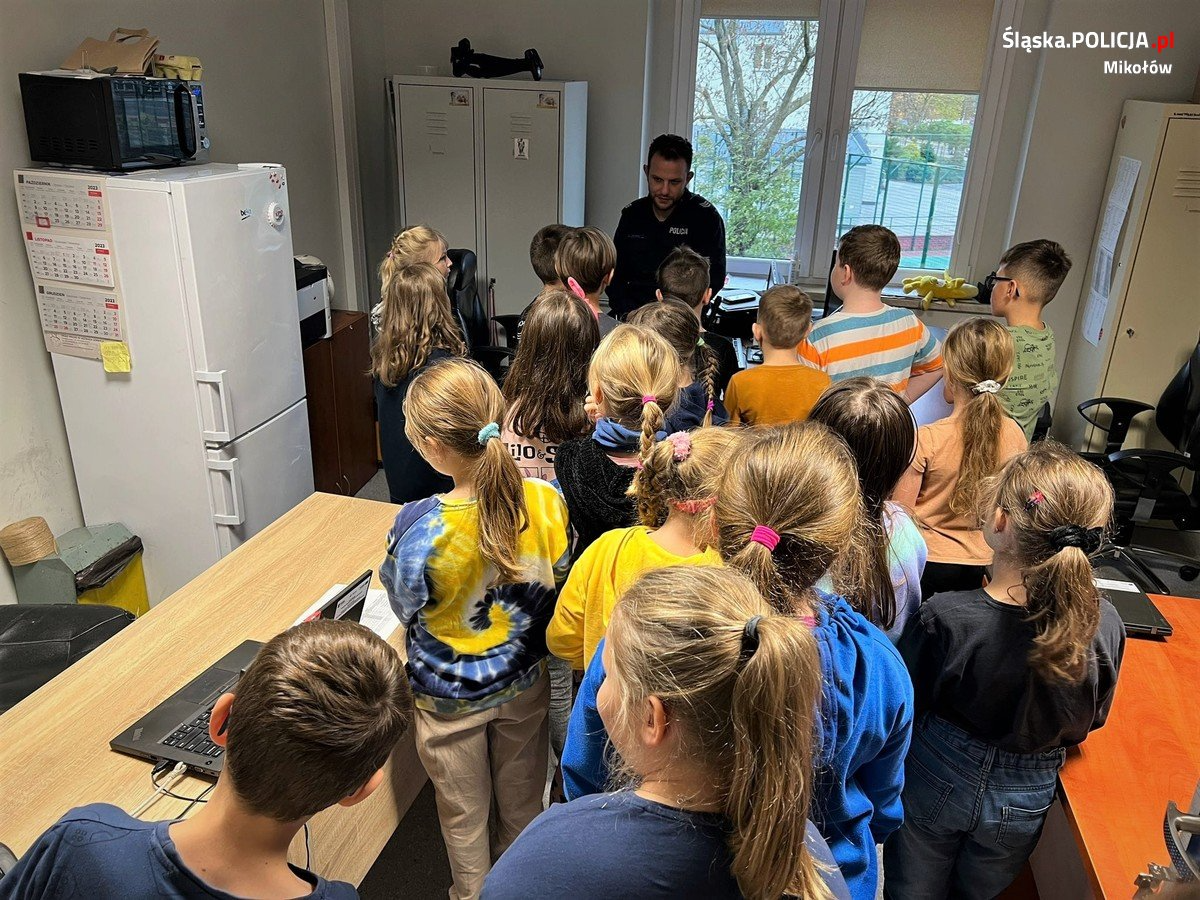 Uczniowie łaziskiej szkoły podstawowej z wizytą w miejscowym komisariacie policji