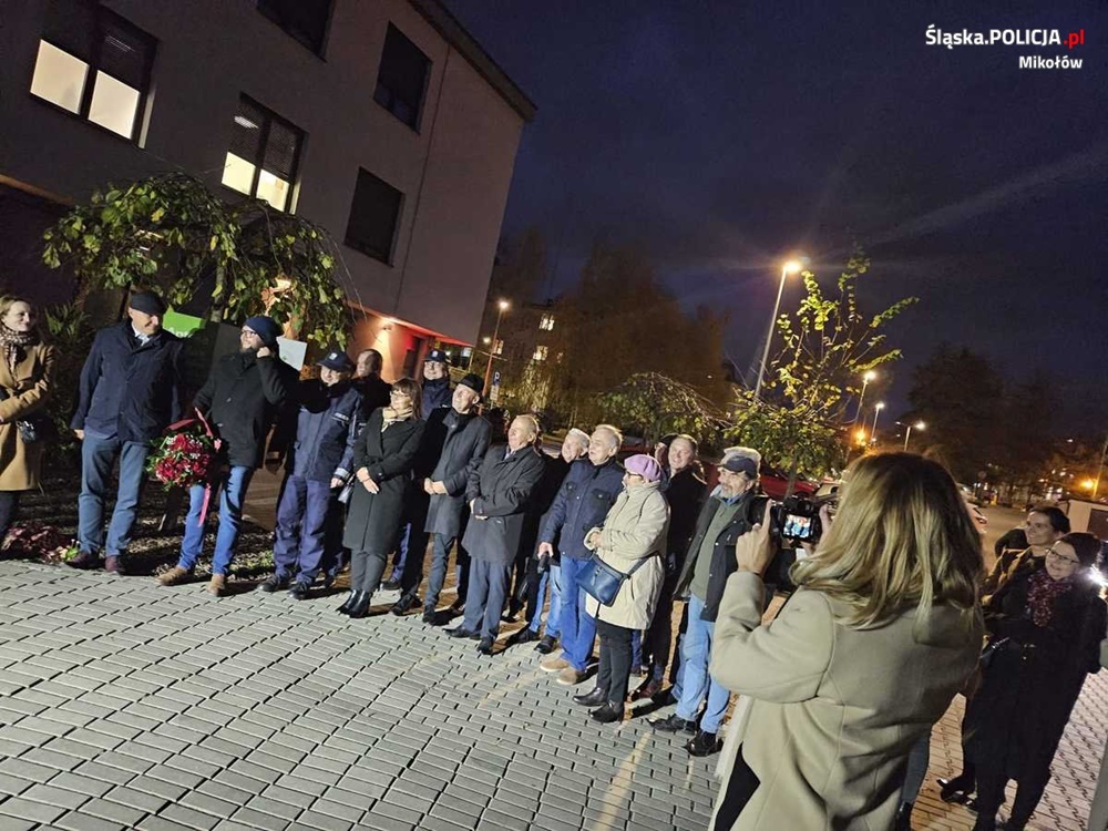 W Łaziskach Górnych wkopano kapsułę czasu. 35-lecie Towarzystwa Przyjaciół Łazisk Górnych